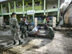 Satgas Pamtas Yonkav 12 dan Warga Entikong Bersatu, Renovasi Mushola Demi Nyamannya Tempat Ibadah