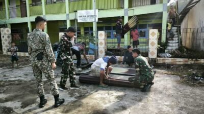Satgas Pamtas Yonkav 12 dan Warga Entikong Bersatu, Renovasi Mushola Demi Nyamannya Tempat Ibadah