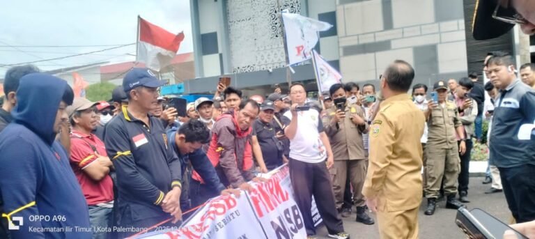 Ratusan Sopir Truk Blokade Kantor Gubernur Sumsel, Ultimatum 14 Hari: Solar Wajib 24 Jam!