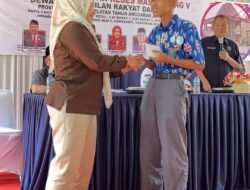 M. Adrian saat menerima bantuan untuk memenuhi kebutuhan tulisan Braille.