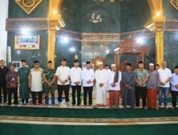 Wagub Sumsel H. Cik Ujang Salat Jumat di Masjid Agung Darusalam Musi Rawas