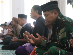 Di Tengah Pengabdian TMMD, Personel Satgas Tunaikan Sholat Jumat Bersama Masyarakat