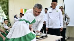 Suasana Hangat Saat Irjen Kemenag Tinjau Makan Bergizi Gratis di MIN 2 Palembang: “Makanannya Enak, Gurunya Baik!”