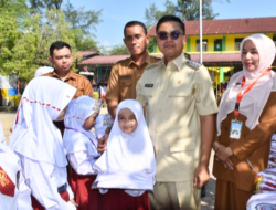 Pemko Langsa Salurkan 20.963 Seragam Sekolah Gratis,  Penyerahan bantuan Oleh Wali Kota Langsa, Jeffry Sentana S. Putra, S.E.,