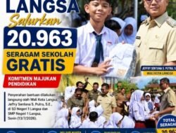 Pemko Langsa Salurkan 20.963 Seragam Sekolah Gratis, Penyerahan bantuan Oleh Wali Kota Langsa, Jeffry Sentana S. Putra, S.E.,